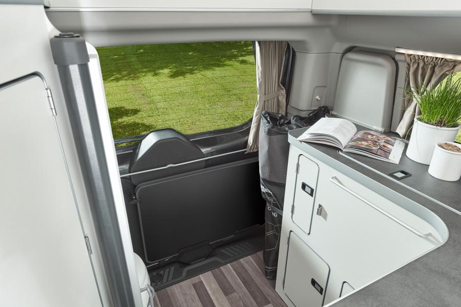 Интерьер Westfalia Nugget Plus Hochdach 2018 года  (фото 6 из 9)
